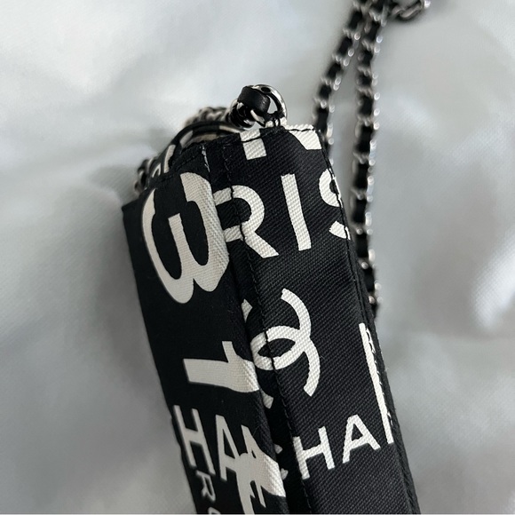 Authentic Chanel crossbody pouch with chain - Picture 10 of 15